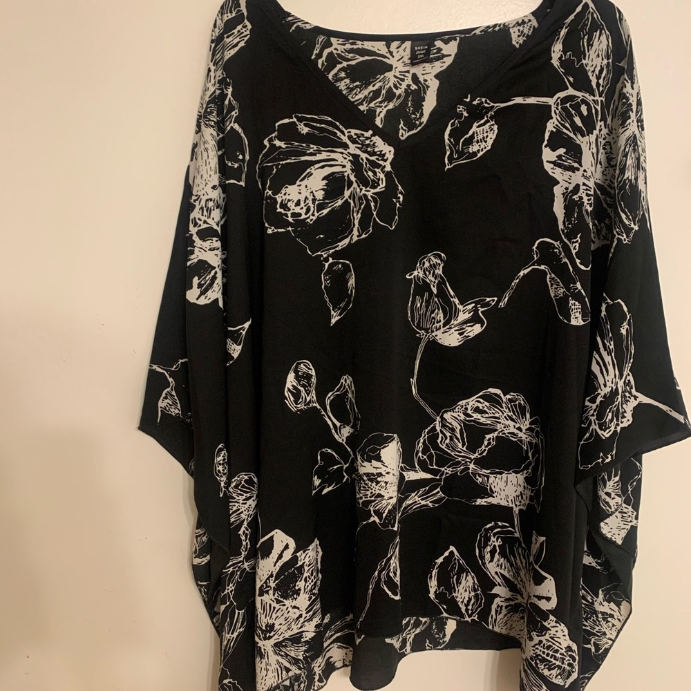 Floral flowy black and white flower top